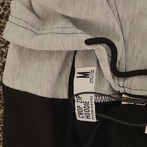 Refuge Cropped hoddie